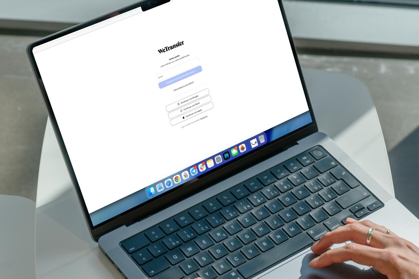 Paso de que WeTransfer utilice mis datos, sea o no para IA. Mi alternativa es de Apple, gratis y compatible con todos 