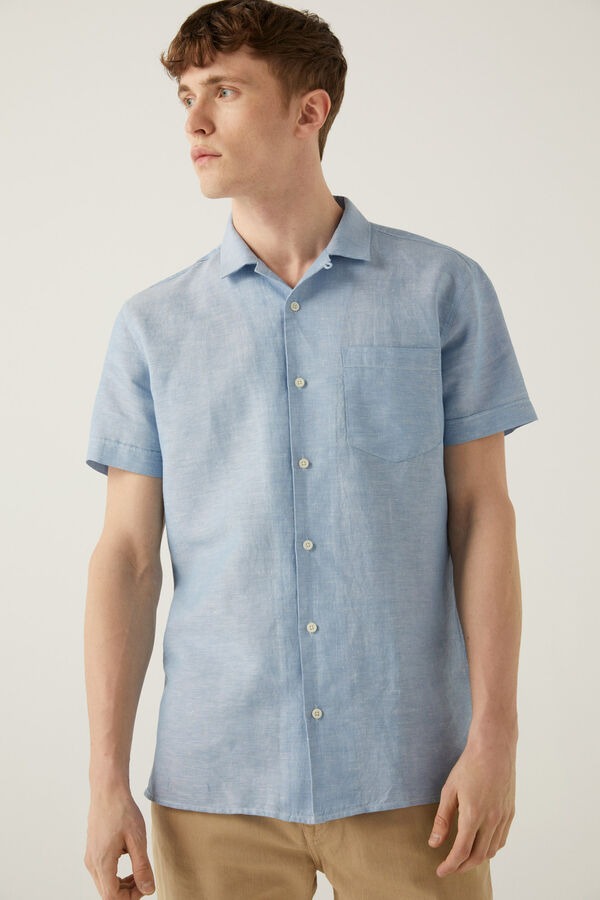 Camisa en lino de cuello bowling y bolsillo