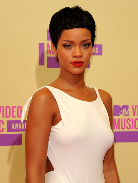 Y van tropecientos: nuevo cambio de look de Rihanna