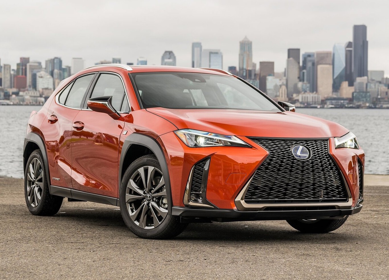 El Lexus UX ya tiene precios en México: un SUV compacto premium con mecánica híbrida y mucho equipo de serie