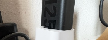 Cuánta luz gasta tener el cargador del móvil siempre enchufado: ponemos a prueba el consumo fantasma 