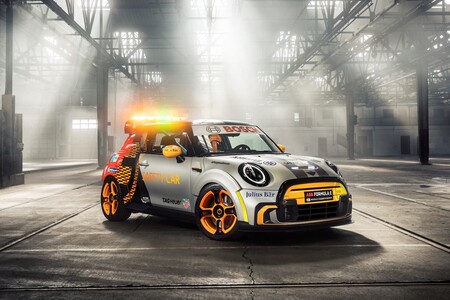 MINI Electric Pacesetter, el nuevo Safety Car de la Fórmula E acompañará al BMW i8 Roadster a lo largo de la temporada del serial eléctrico