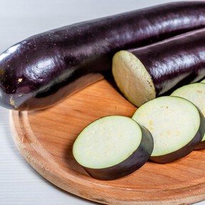 La razón por la que casi siempre es buena idea echar sal a la berenjena antes de cocinarla 
