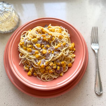Espaguetis con maíz dorado, una receta sencilla y reconfortante que alegra cualquier comida familiar 