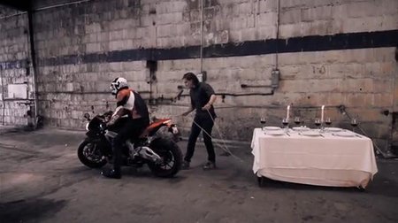 El fuerte de Aprilia no son los trucos, si no ganar carreras