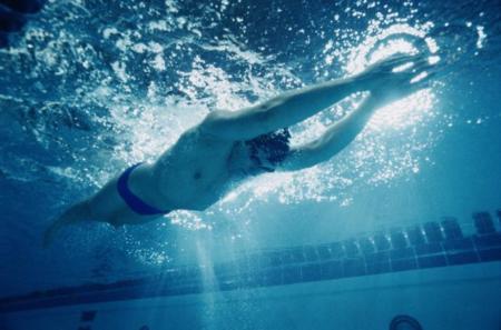 ¿Necesitas descansar pero no quieres parar? Deportes de bajo impacto para mantenerte activo