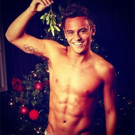 Tom Daley, por Navidad te iba a arrancar hasta el muérdago