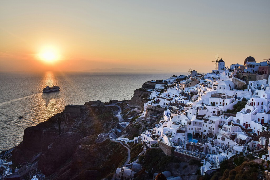 En Santorini el turismo desenfrenado se ha vuelto un reto que amenaza a sus viñedos. Grecia ya se plantea limitar los cruceros