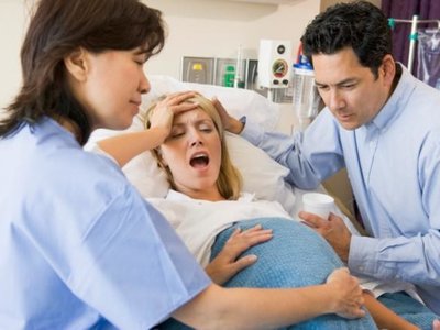 Demanda al hospital donde dió a luz y al médico por asistir su parto borracho y lesionar al bebé