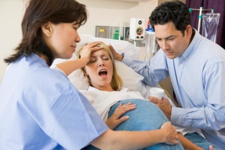 Demanda al hospital donde dió a luz y al médico por asistir su parto borracho y lesionar al bebé