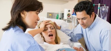 Demanda al hospital donde dió a luz y al médico por asistir su parto borracho y lesionar al bebé