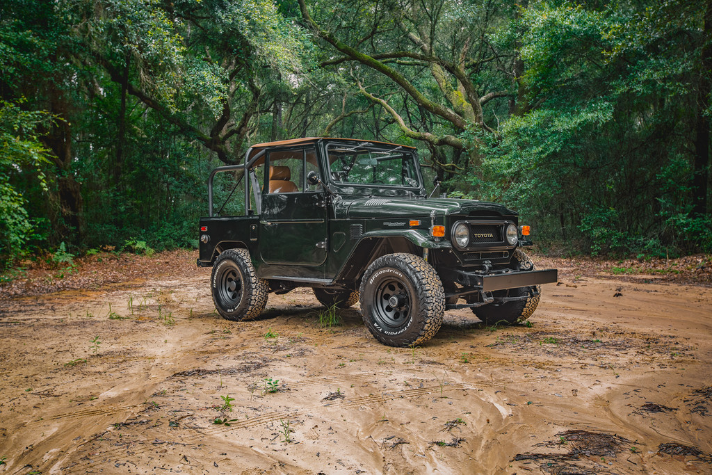 Velocity Restorations creó un increíble restomod sobre la base de un Toyota FJ40 Land Cruiser 1974