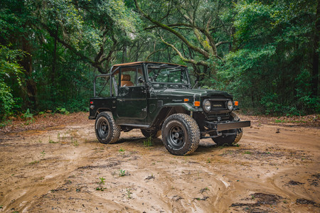 Velocity Restorations creó un increíble restomod sobre la base de un Toyota FJ40 Land Cruiser 1974