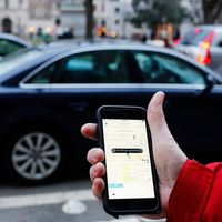 Uber y Cabify reaccionan al acuerdo del taxi: entre amenazas y peticiones de colaboración
