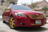 Una de excesos: Toyota Camry decorado con oro de 24 kilates