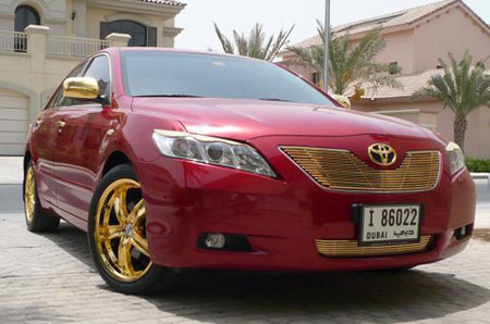 Una de excesos: Toyota Camry decorado con oro de 24 kilates