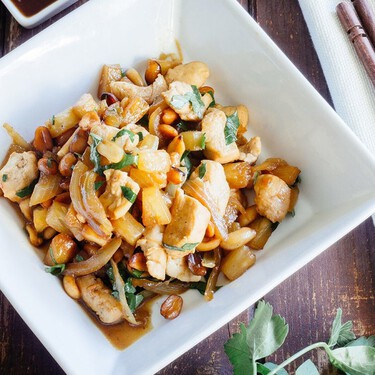 Pollo salteado con piña y cacahuetes: receta al estilo oriental sin complicaciones 