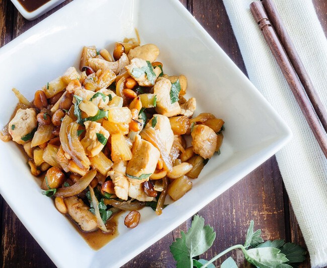 Pollo salteado con piña y cacahuetes: receta al estilo oriental sin complicaciones