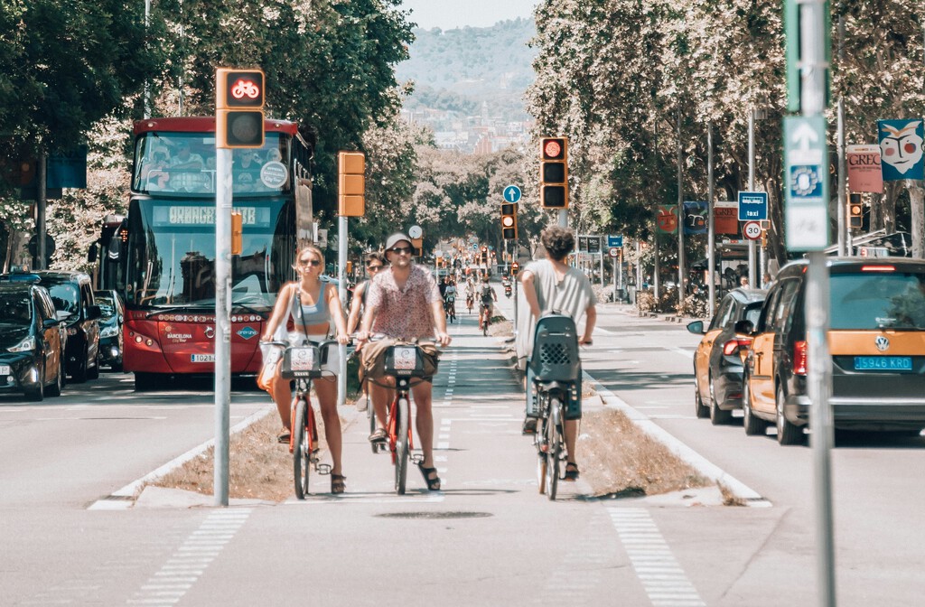 Aclarando uno de los clásicos debates veraniegos: si la DGT obliga a los ciclistas a utilizar el carril bici