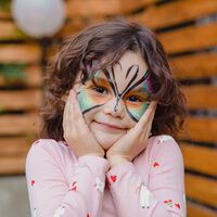El 'abrazo de la mariposa': una efectiva técnica para calmar la ansiedad en los niños y evitar que las rabietas escalen 