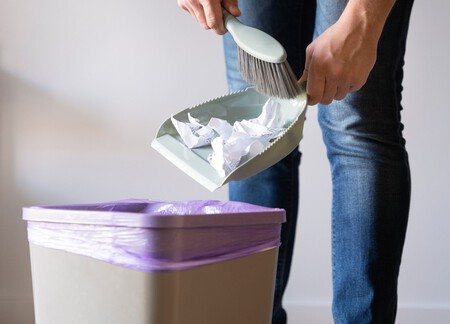 Sirviente Haciendo Tareas En La Casa