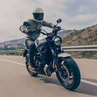 La Yamaha XSR700 estrena estética a lo RD350, retoques estéticos y el motor de 74 CV de la MT-07