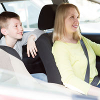 ¿Crees que tu hijo es tan mayor que ya no necesita una silla del coche? Los peligros de viajar solo con el cinturón de seguridad