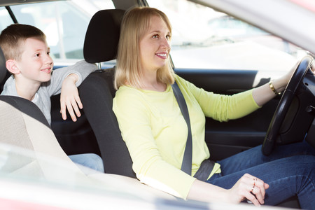¿Crees que tu hijo es tan mayor que ya no necesita una silla del coche? Los peligros de viajar solo con el cinturón de seguridad