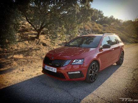 Probamos el Škoda Octavia Combi RS 245: no hay que renunciar a un familiar deportivo y divertido si buscas practicidad