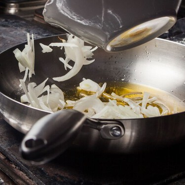 Deja de cocinar tu sofrito de jitomate con cebolla al tanteo: el truco de un chef Michelin para que te quede perfecto