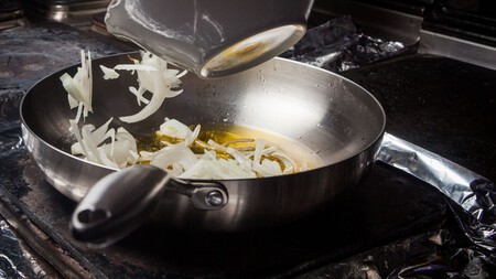 Deja de cocinar tu sofrito de jitomate con cebolla al tanteo: el truco de un chef Michelin para que te quede perfecto