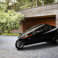 La 'moto' perfecta existe, y es un invento tan extravagante que es como un coche con dos ruedas que tumba como una MotoGP 