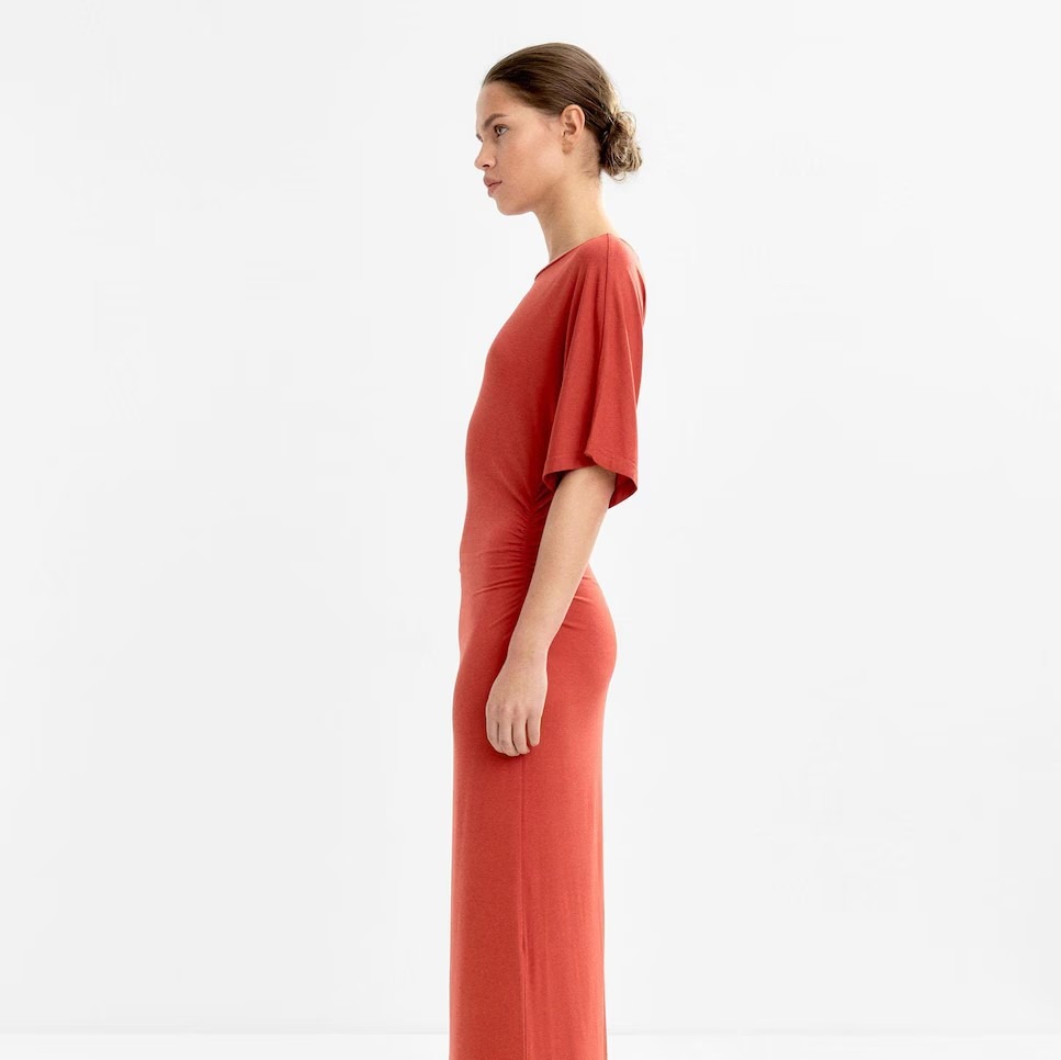 Vestido largo con fruncido lateral de Parfois
