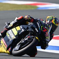 Marco Bezzecchi lidera en Assen y Marc Márquez se cae cuando aprieta la Honda para salir de los últimos puestos