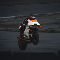 Pilla babero: La KTM RC 8C es la nueva moto hooligan que no pisará la calle, tiene aires de MotoGP y 145 CV desbocados