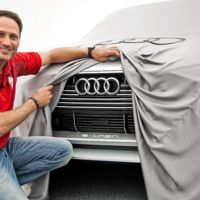 ¿Qué hace este chico levantándole la falda al Audi e-tron quattro concept?