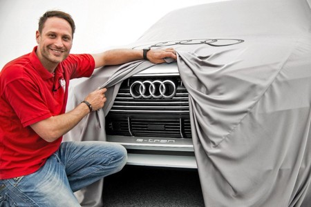 ¿Qué hace este chico levantándole la falda al Audi e-tron quattro concept?