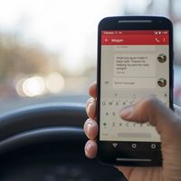 Vehículo aparcado, motor apagado: Francia extrema las medidas contra el uso del móvil al volante