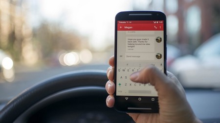 Vehículo aparcado, motor apagado: Francia extrema las medidas contra el uso del móvil al volante