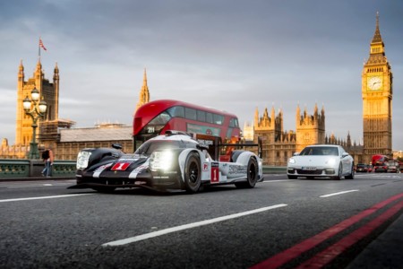 No te engañan tus ojos, eso es un Porsche 919 Hybrid rodando por las calles de Londres