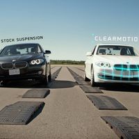 Una nueva amortiguación promete acabar con los mareos en los coches autónomos... cuando hagamos de todo menos conducir