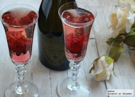 Champagne con flor de hibiscus, mucho mejor que un rosé para San Valentín