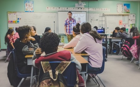 Alumnos en escuelas públicas del estado de Florida comenzarán a recibir clases de salud mental y emocional a partir de los 11 años