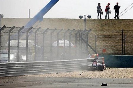 Toro Rosso tras la rotura de la suspension nueva al fondo de la escapatoria de la curva 14 de Shanghái