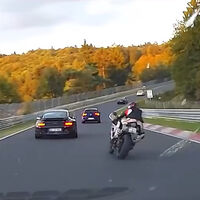 Un Porsche Cayman GT4 se pica con dos moteros en Nürburgring. El resultado es pura poesía