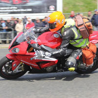 A 200 km/h con una BMW S 1000 RR con la excusa de salvar vidas. Solo podía pasar en la Isla de Man