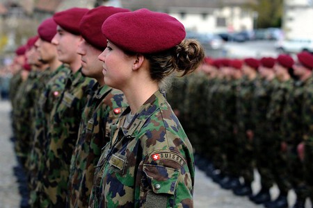 Mientras Alemania Las Excluye Suiza Debate Si Las Mujeres Tambien Deberian Hacer El Servicio Militar