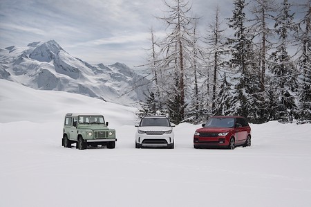 Land Rover dibuja un Defender en la nieve de los Alpes para celebrar el 70 aniversario del modelo