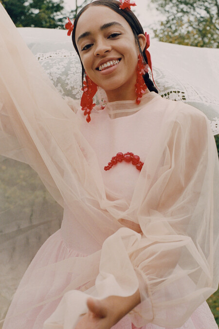 La campaña también presenta a personalidades que suelen estar presentes en el mundo de Rocha, ya sea en sus shows o imágenes, como la modelo Tess McMillan y sus hermanas, Adwoa Aboah y Kesewa Aboah, la primera activista y modelo, la segunda artista y modelo.
