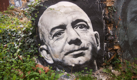 Jeff Bezos afirma que un medio asociado a Trump le extorsionó con filtrar sus fotos desnudo
